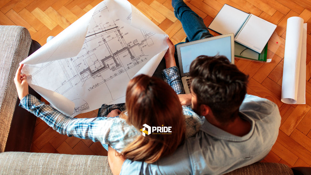 pessoas olhando a planta de um apartamento