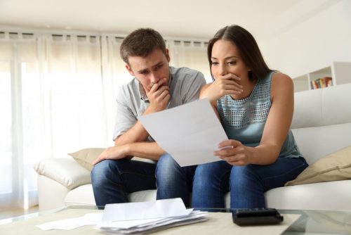 casal analisando documentos
