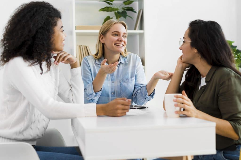 Amigas conversando e ganhando renda extra através do Ganhe Mais