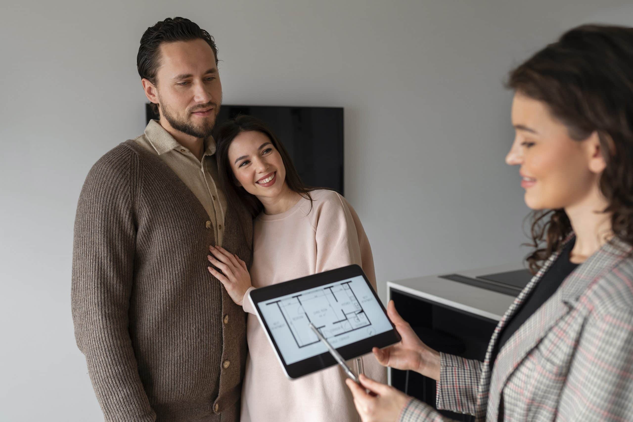 Casal adquirindo imóveis na planta